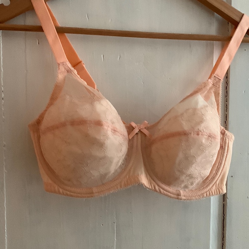 Ladies Bra, NWOT, 34C, the Bra is not padded, is underwire, color Light peach